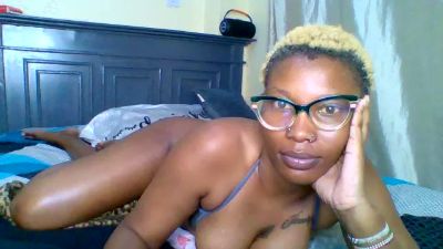 Pinky_shyee live cam on Cam4