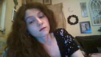 QueenCrimson live cam on Cam4
