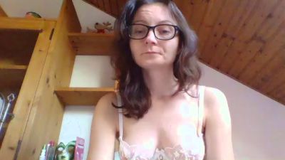QueenDiva30 live cam on Cam4