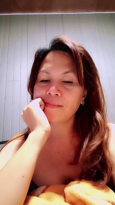 Queenbee82 live cam on Cam4
