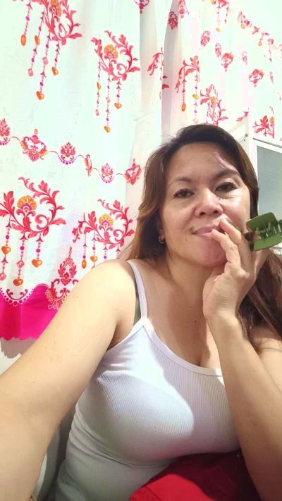 Queenbee82 live cam on Cam4