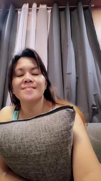 Queenbee82 live cam on Cam4