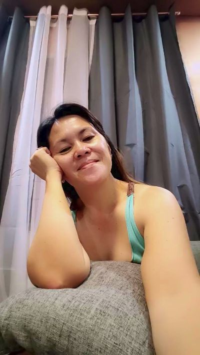 Queenbee82 live cam on Cam4