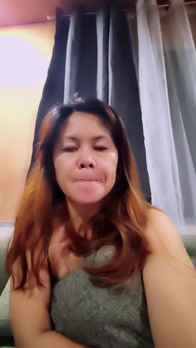 Queenbee82 live cam on Cam4