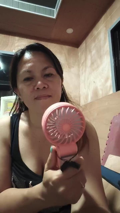Queenbee82 live cam on Cam4