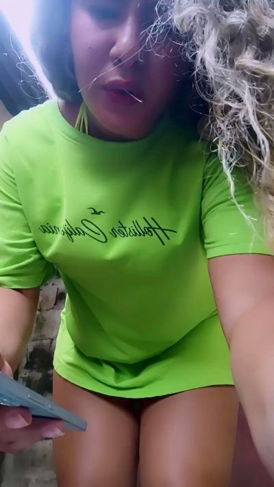 Queendirty_piss live cam on Cam4