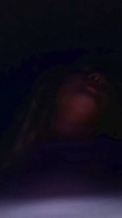 Queendirty_piss live cam on Cam4