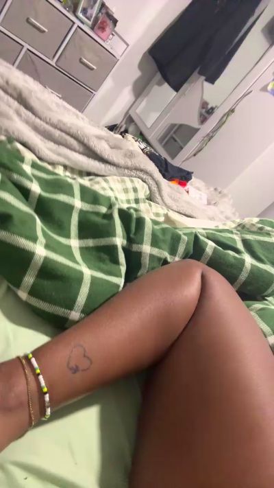 Queenie28 live cam on Cam4