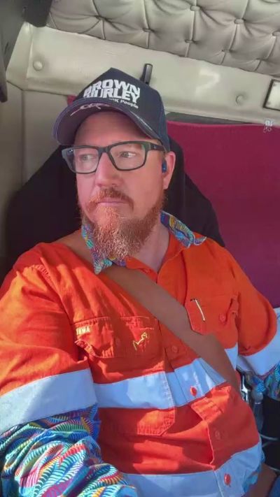 Quietjames1977 live cam on Cam4