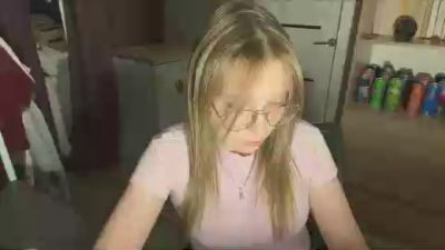 QuyenAguilera live cam on Cam4