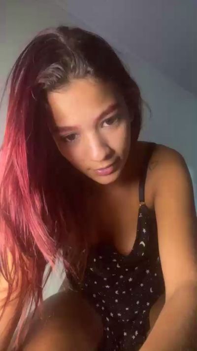 RUIVINHAA_DA_ live cam on Cam4