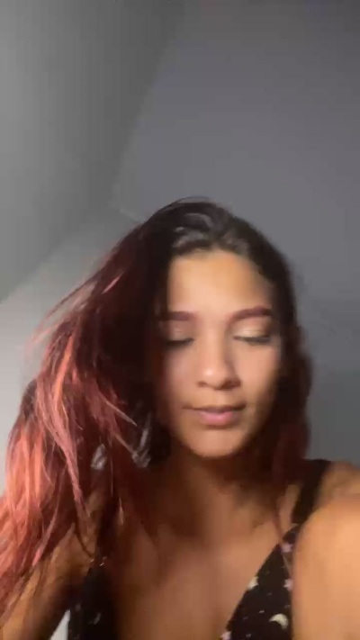 RUIVINHAA_DA_ live cam on Cam4