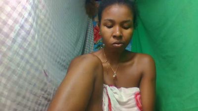Rasoazety28 live cam on Cam4