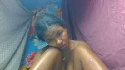 Rasoazety28 live cam on Cam4