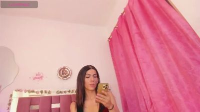 le modèle Raxela_Sweets est en webcam porno dans un show sur le site cam4, il possède les tags suivants: 