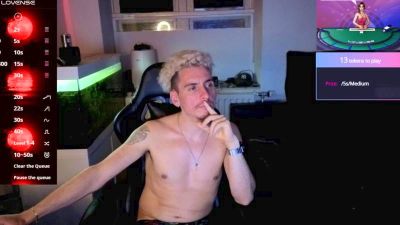 Rayzel_White live cam on Cam4