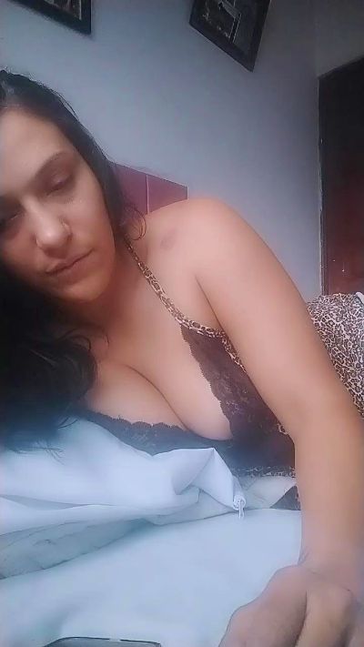 Reinalatina221 live cam on Cam4