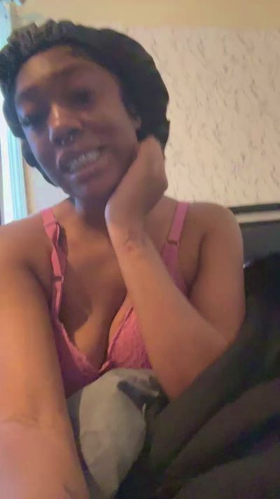 Reneewithgoodc live cam on Cam4