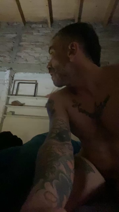 Renzo2025 live cam on Cam4