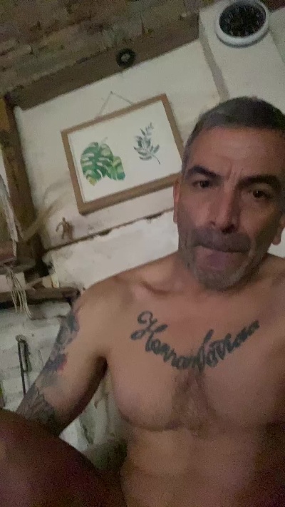 Renzo2025 live cam on Cam4