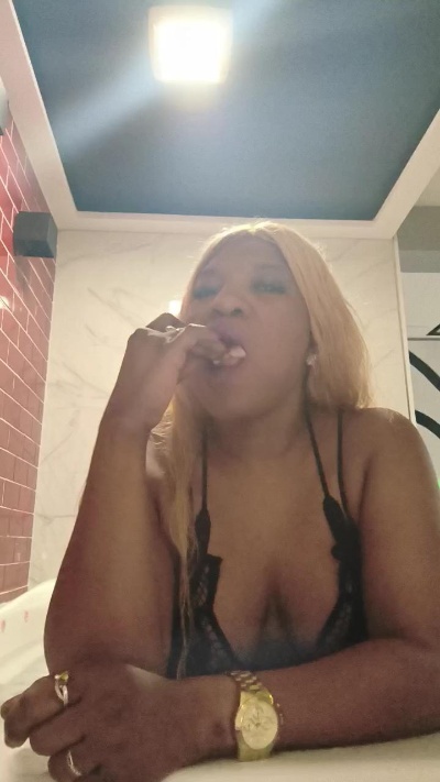 Rosa8282 live cam on Cam4