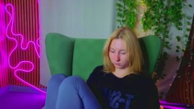 RosalieHandley live cam on Cam4