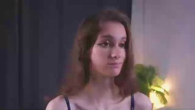 RosellaUrias live cam on Cam4