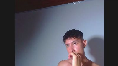 Rowanbig23 live cam on Cam4