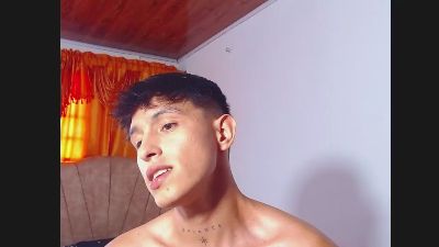 Rowanbig23 live cam on Cam4