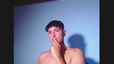 Rowanbig23 live cam on Cam4