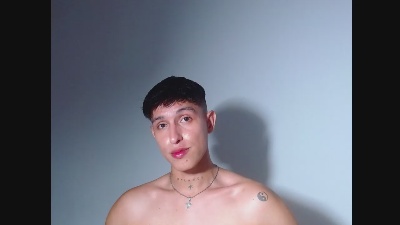 Rowanbig23 live cam on Cam4