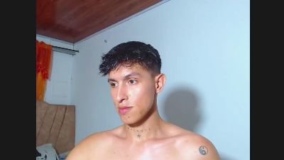 Rowanbig23 live cam on Cam4