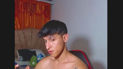 Rowanbig23 live cam on Cam4
