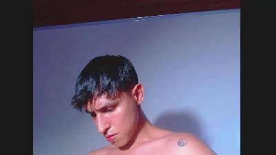 Rowanbig23 live cam on Cam4