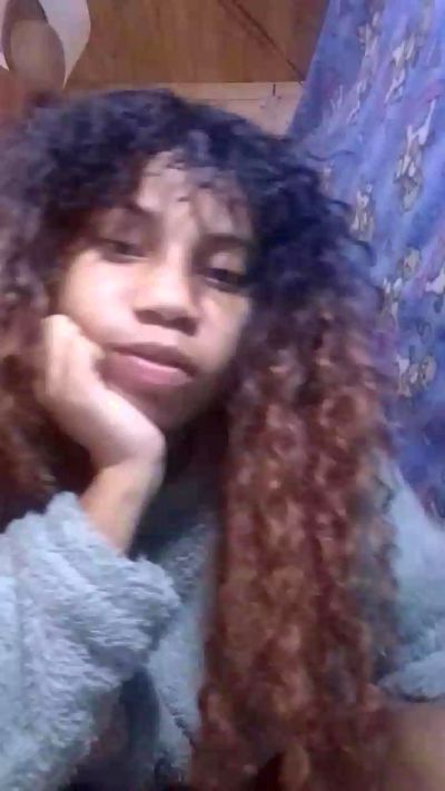 Rowane1 live cam on Cam4