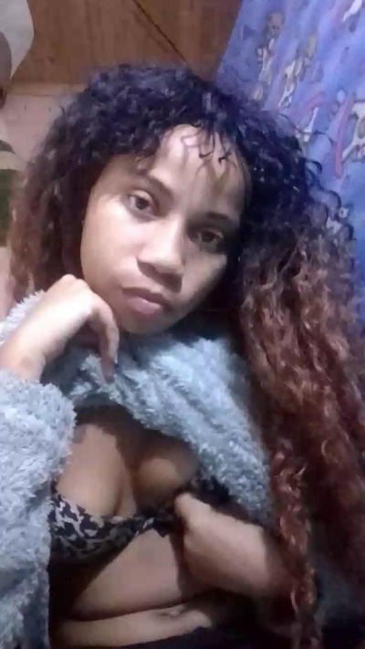 Rowane1 live cam on Cam4
