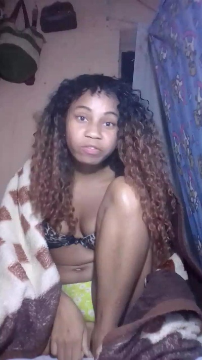 Rowane1 live cam on Cam4