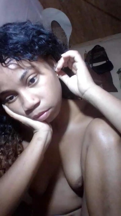 Rowane1 live cam on Cam4