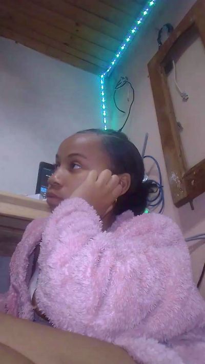 Rowane1 live cam on Cam4