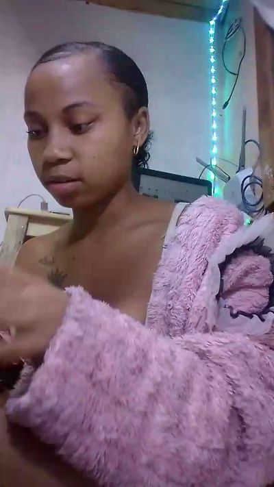 Rowane1 live cam on Cam4