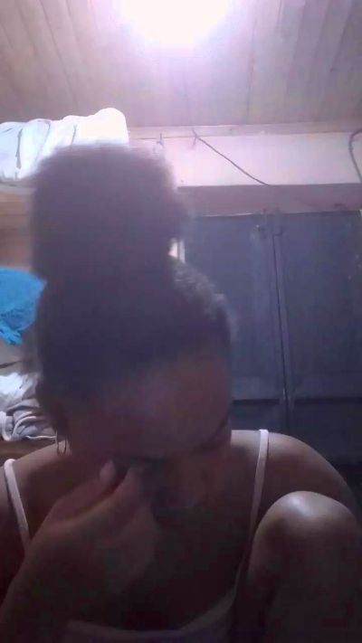 Rowane1 live cam on Cam4