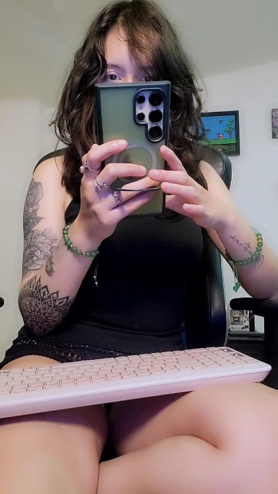 Roxannepiggy live cam on Cam4