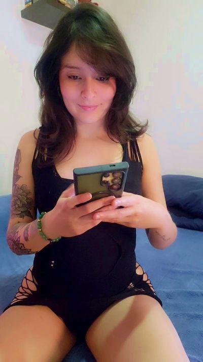 Roxannepiggy live cam on Cam4