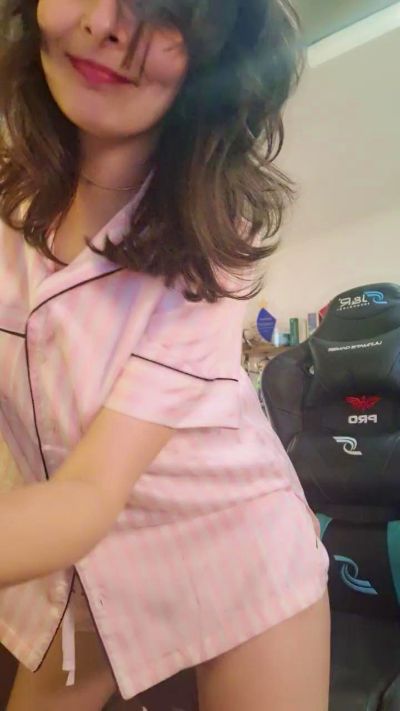 Roxannepiggy live cam on Cam4