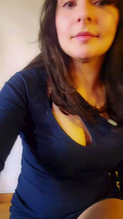 Roxannepiggy live cam on Cam4
