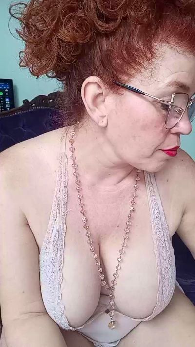 Roxybykiss live cam on Cam4