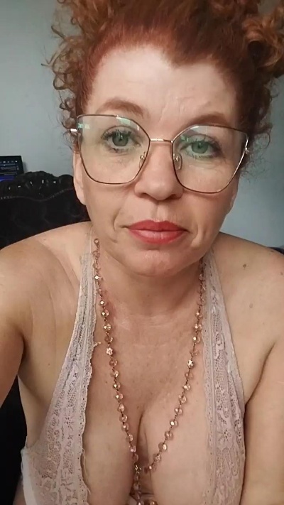 Roxybykiss live cam on Cam4