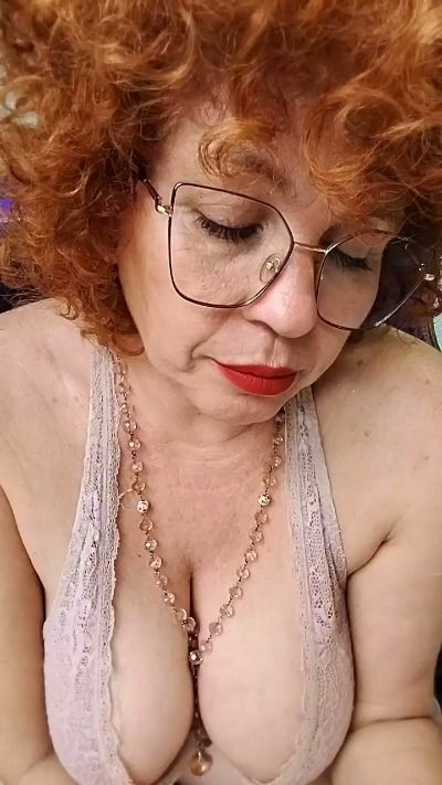 Roxybykiss live cam on Cam4