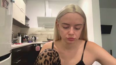 RozellaNuckles live cam on Cam4