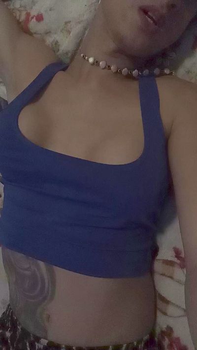 le modèle RubyStar25 est en webcam porno dans un show sur le site cam4, il possède les tags suivants: 